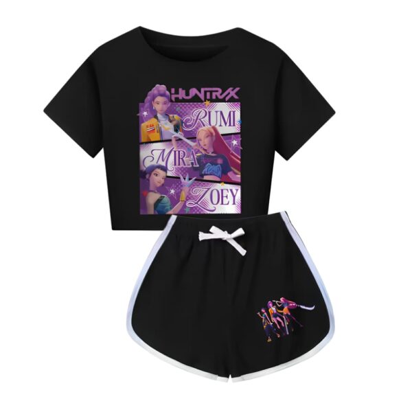 Pyjama fille K-pop Demon Hunters deux pièces d'été composé d'un short noir avec un petit motif sur le côté et d'un t-shirt noir à manches courtes avec un motif des 3 héroïnes sur le devant. Sur fond blanc.