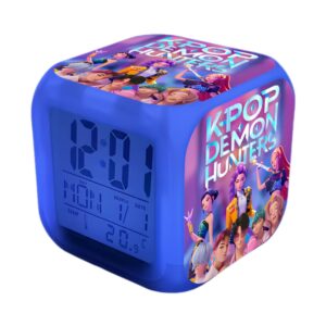 Réveil fille lumineux K-pop Demon Hunters de couleur bleue avec un affichage digital. Deux faces ont un motif Demon Hunters avec les personnages du film. Sur fond blanc.