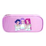 Trousse fille K-pop Demon Hunters violette avec les trois héroïnes et leur nom de groupe Huntrix. Sur fond blanc.