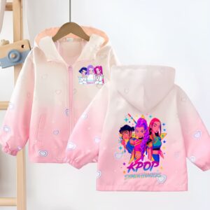 Veste fille K-pop Demon Hunters imperméable à capuche. Suspendue sur un cintre vue de face avec fermeture éclair et motif côté cœur. Devant à droite, la même veste vue de dos avec un motif des 3 héroïnes du film. Sur la gauche, on aperçoit une échelle en bois.