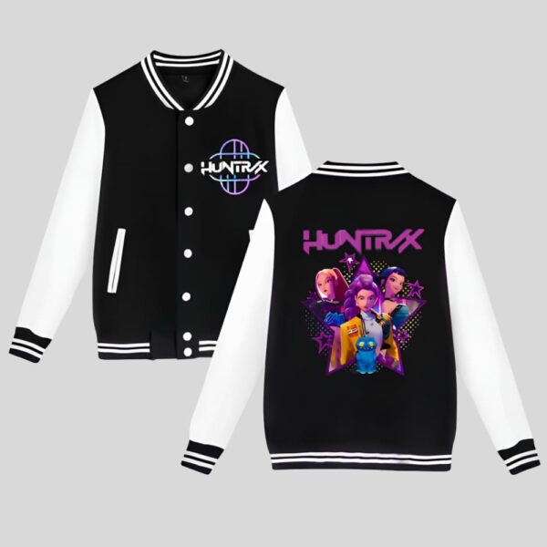 Veste fille teddy motif K-pop Demon Hunters bicolore. Les manches blanches et le reste noir. Devant à droite, on voit la veste de dos avec le motif des héroïnes du film, à gauche la veste de face avec des boutons pressions, des poches et un motif Huntrix côté cœur. Sur fond gris.