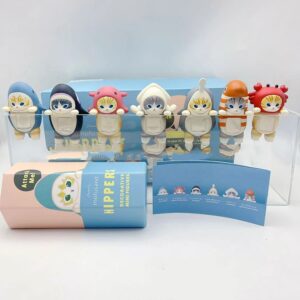 Figurines aimantées Mofusand déguisées en animaux : panda, abeille, lapin, ours et mouton posées sur une boîte blind box