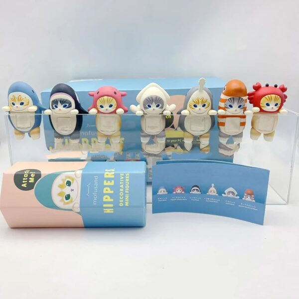 Figurines aimantées Mofusand déguisées en animaux : panda, abeille, lapin, ours et mouton posées sur une boîte blind box