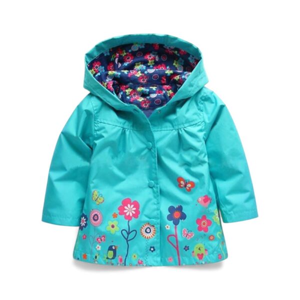 Ciré à capuche vert avec motifs fleuris sur le ciré et à l'intérieur dans la doublure sur fond uni blanc.