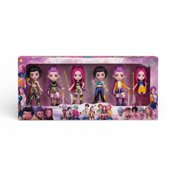 Collection de six jouets figurines Huntrix Kpop Demon Hunters alignées montrant Rumi, Mira et Zoey en deux tenues différentes dans un emballage rectangulaire et transparent.