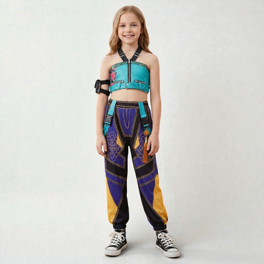 Fille souriante portant le Déguisement K-pop Demon Hunters cosplay Zoey style californien, ensemble blanc irisé à épaulettes dorées et baskets jaunes sur fond uni clair.