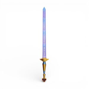 Jouet Kpop Demon Hunters epee sacree Rumi avec lame violette bleue transparente inscriptions runiques dorées manche bleu or sur fond blanc neutre.