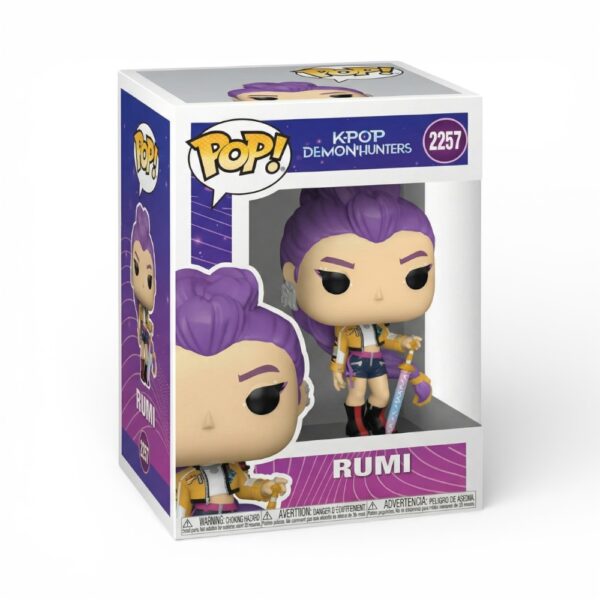 Jouet K-pop Demon Hunters figurine Rumi leader courageuse dans sa boîte transparente POP numéro 2257, cheveux violets et épée visible sur fond blanc.