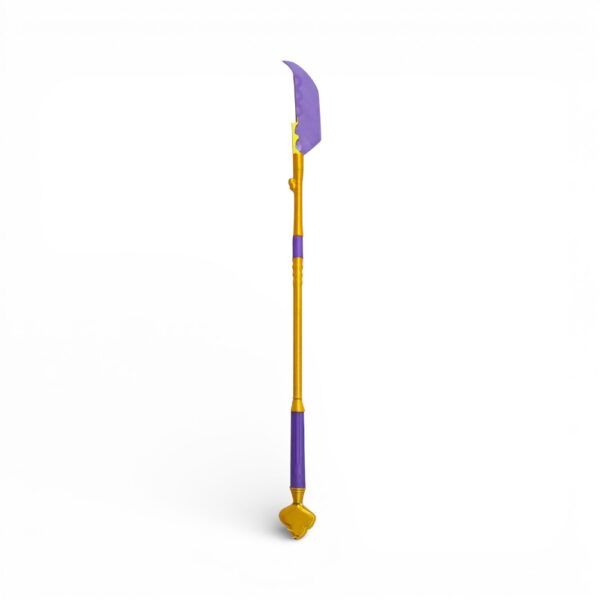 Le Jouet Kpop Demon Hunters hallebarde de Mira, grande arme violette et dorée aux motifs gravés, évoque puissance douce et esprit protecteur légendaire sur fond blanc.