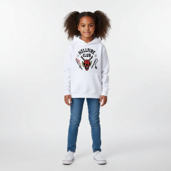 Petite fille portant un sweat Stranger Things blanc, sur fond gris