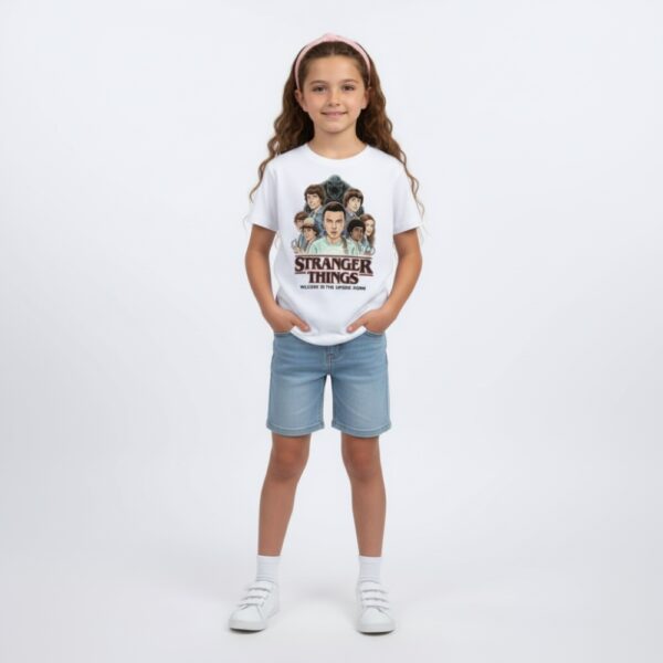Petite fille portant un t-shirt blanc Stranger Things, sur fond gris