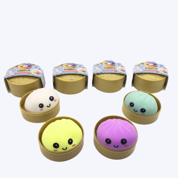 4 boites mystères squishy dumpling avec 4 modèles colorés disposés devant