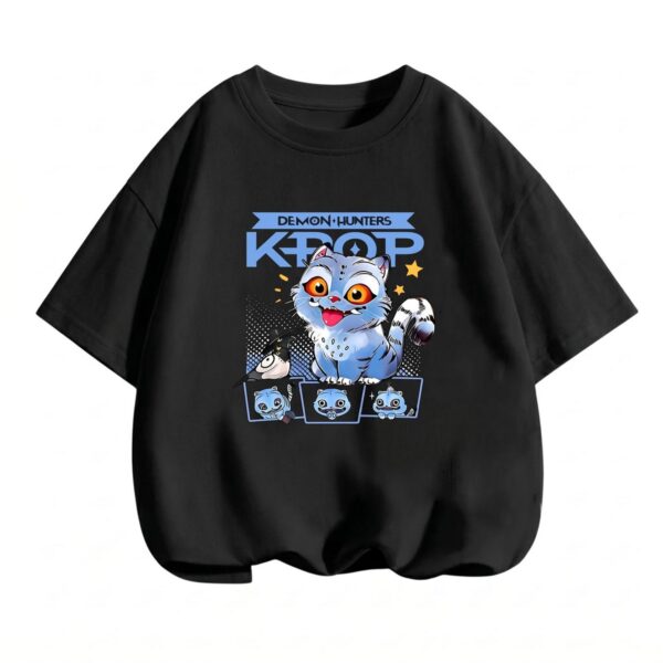 Un t-shirt fille Demon Hunters Derpy kawaii noir avec un grand chat bleu mignon et des petits personnages, sur fond blanc.