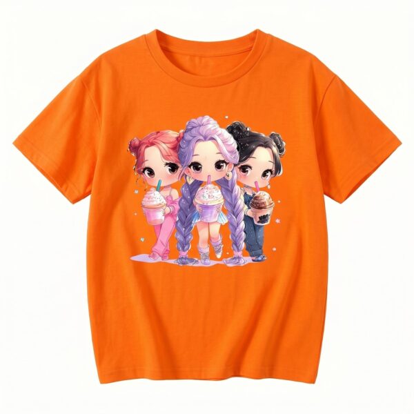 Un T-shirt fille trio chibi K-pop Demon Hunter orange avec trois petits personnages style chibi tenant des boissons, sur fond blanc.