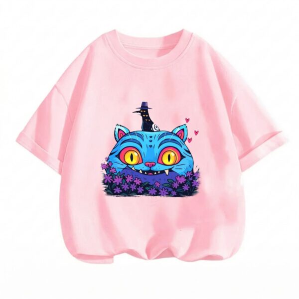 Un T-shirt K-pop Demon Hunters Derpy fleurs rose avec un petit chat bleu rigolo entouré de fleurs violettes, sur fond blanc.