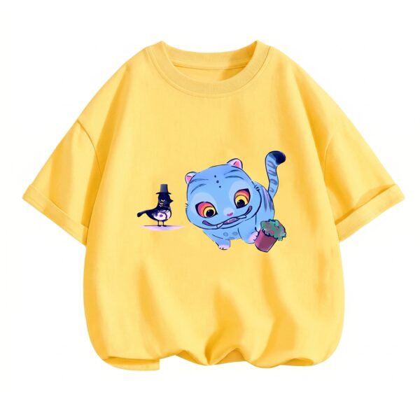 Un T-shirt K-pop Demon Hunters Derpy Sussie Fille jaune avec un petit chat bleu souriant et un oiseau noir, présenté sur fond blanc.