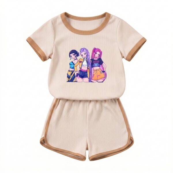 Un Ensemble short et t-shirt K-pop Demon Hunters Fille beige avec un t-shirt beige et un short assorti, décoré de trois personnages colorés au centre, sur fond blanc.