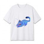 Un T-shirt fille K-pop Demon Hunters Derpy Sussie duo espiègle blanc, avec un petit chat bleu amusé qui court sur le devant, sur fond blanc simple.