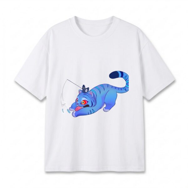 Un T-shirt fille K-pop Demon Hunters Derpy Sussie duo espiègle blanc, avec un petit chat bleu amusé qui court sur le devant, sur fond blanc simple.