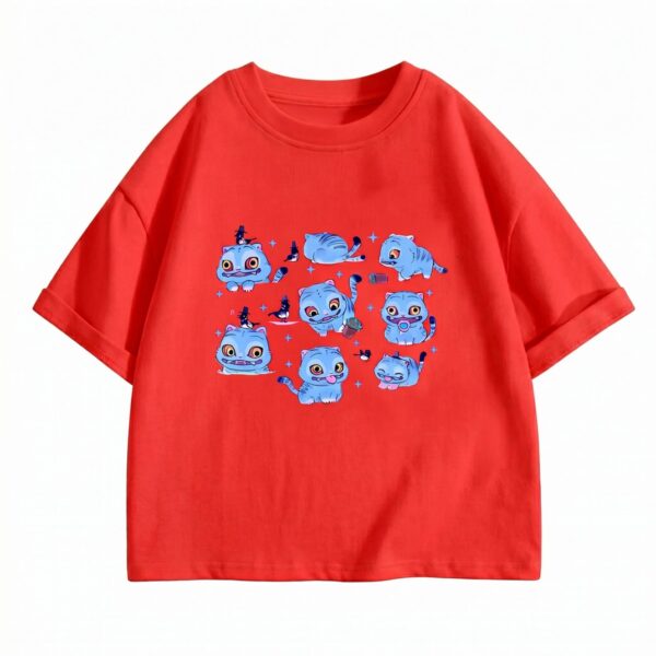 Un T-shirt K-pop Demon Hunters Derpy multi-poses rouge, avec plusieurs dessins de Derpy bleu en différentes poses amusantes sur le devant, présenté sur fond blanc.