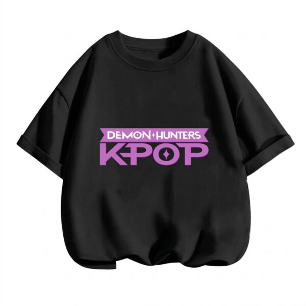 T-shirt noir k-pop Demon Hunter fille style merch, avec design imprimé en lettre capitale.