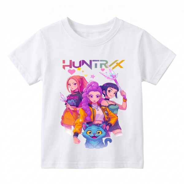 Un T-shirt K-pop Demon Hunters fille trio HUNTR/X blanc avec trois héroïnes colorées et un petit chat bleu, sur fond blanc.