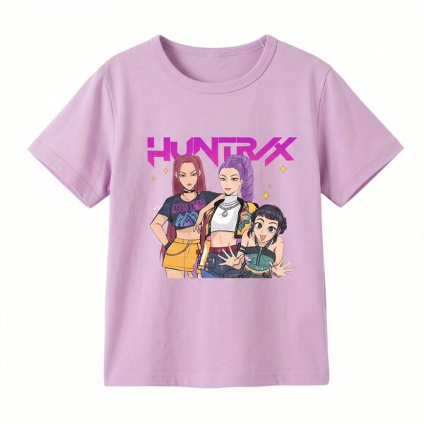 Un T-shirt K-pop Demon Hunters fille trio pop rose avec les trois héroïnes colorées, sur fond blanc.