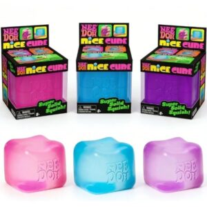 3 boites carrées avec des cubes sensoriels à l'intérieur, puis 3 cubes sensoriels de couleur rose, bleu et violet disposés à côté, de la marque Needoh