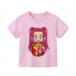 Un t-shirt rose pour fille, avec le produit t-shirt k-pop demon hunters Mira ramen fille imprimé au centre, montrant Mira en style dessin animé qui mange des nouilles, sur fond blanc.