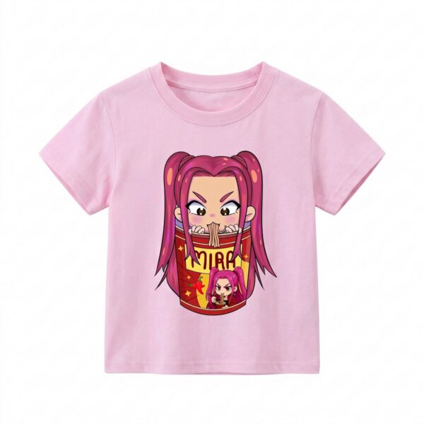 Un t-shirt rose pour fille, avec le produit t-shirt k-pop demon hunters Mira ramen fille imprimé au centre, montrant Mira en style dessin animé qui mange des nouilles, sur fond blanc.