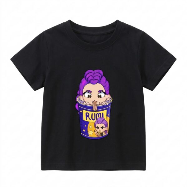 Un T-shirt k-pop Rumi noir à manches courtes, avec un dessin de personnage violet au centre, sur fond blanc.