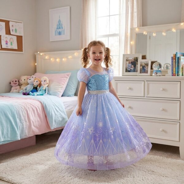 Petite fille dans sa chambre portant une robe de princesse LED inspirée de Frozen 2