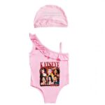 Un maillot de bain Kpop Katseye à volants et avec bonnet rose, avec un bonnet assorti, posé sur fond blanc.