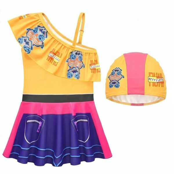 Un maillot de bain une pièce Kpop Demon Hunters tenue de Rumi jaune, rose et violet, avec une bretelle asymétrique et un bonnet assorti, présenté sur fond blanc.