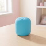 Un jouet squishy anti-stress Needoh Mello Mallo bleu posé sur une table en bois dans une chambre douce et lumineuse.